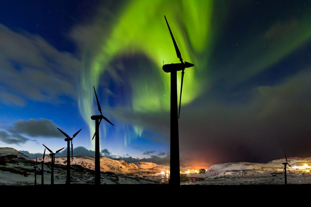 wind-farm-and-northern-lights-aurora-borealis-cana-AL8NUVQ_resize