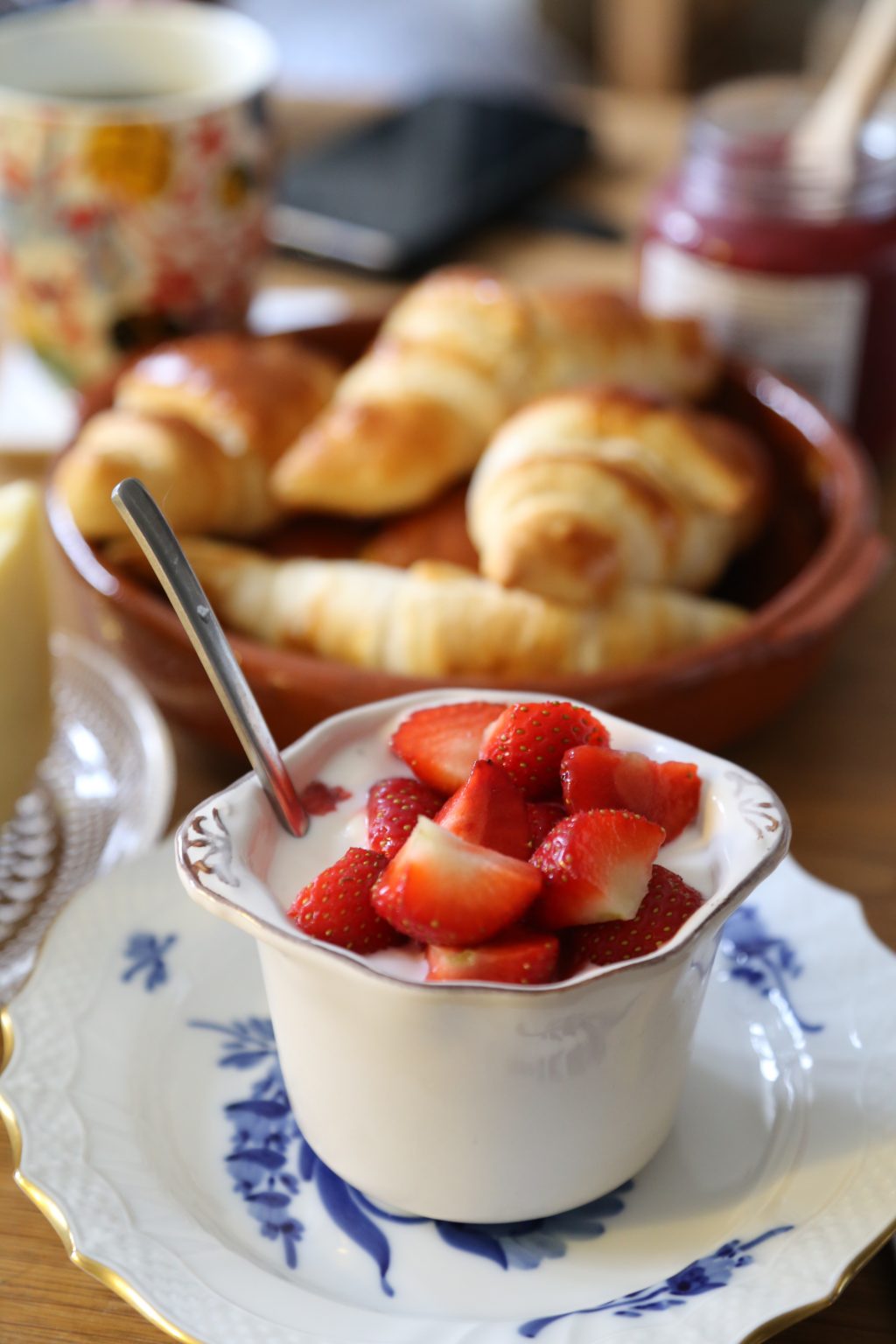 breakfast-with-croissants-and-strawberries-3P5CUKL