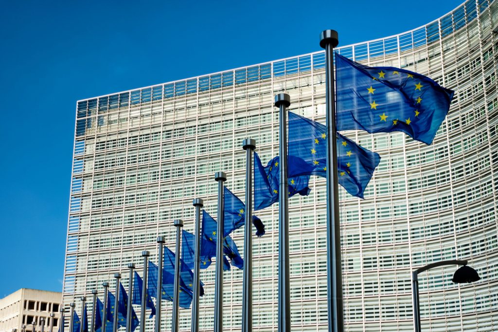 eu-flags-in-front-of-european-commission-SHMKZ28_RESIZE