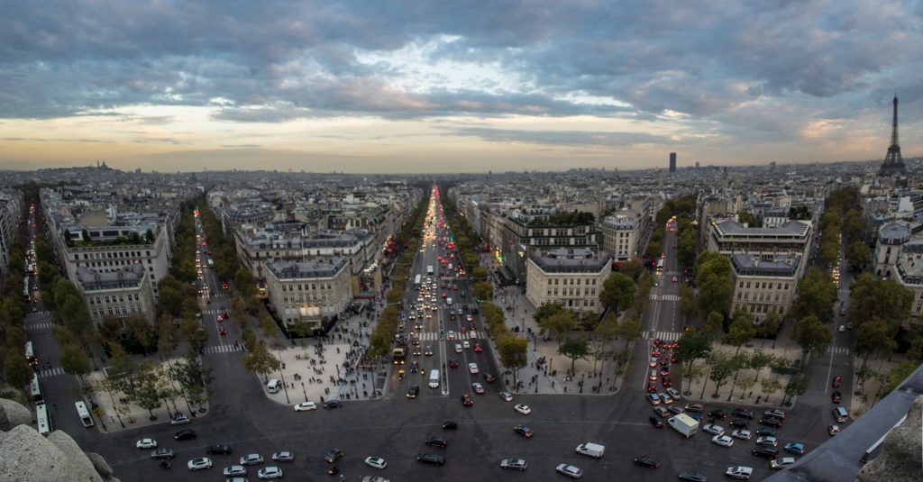panoramic-view-of-the-champs-elysees-in-paris-at-d-UVCMMZA