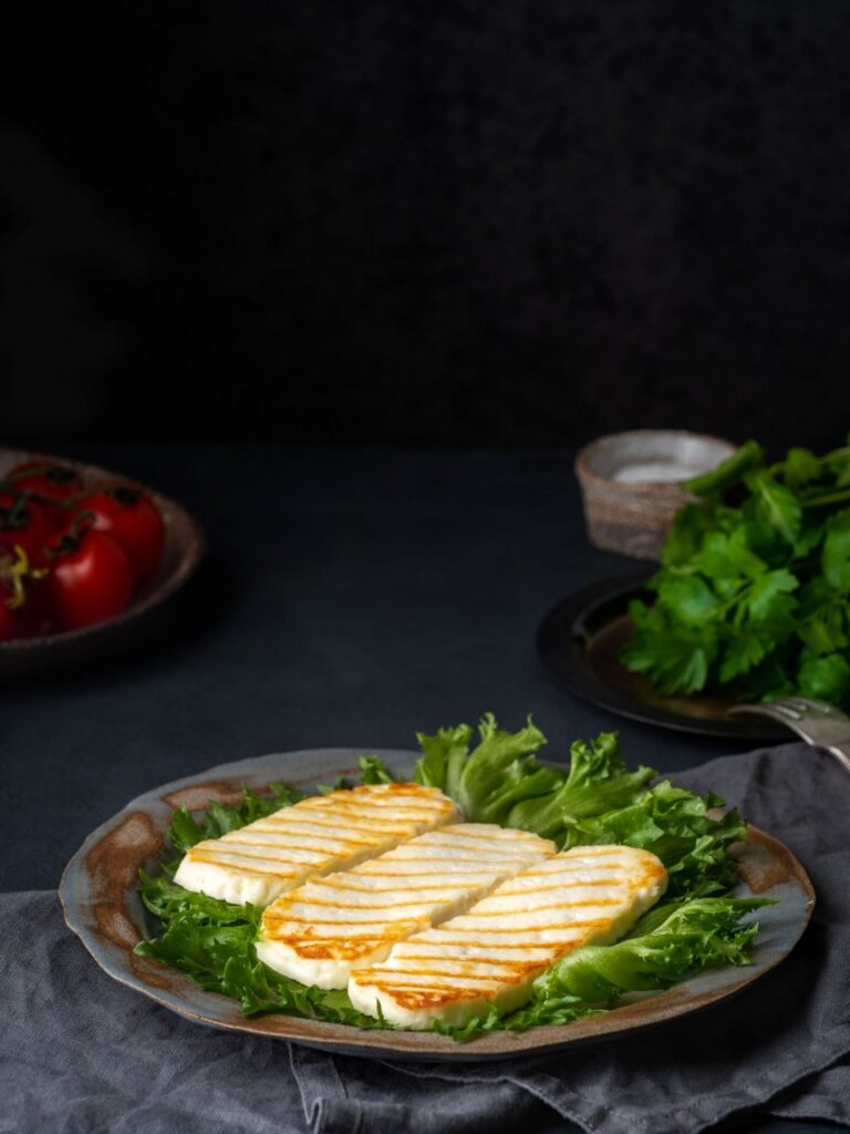 grilled-halloumi-fried-cheese-with-lettuce-salad-b-F4MM4FR