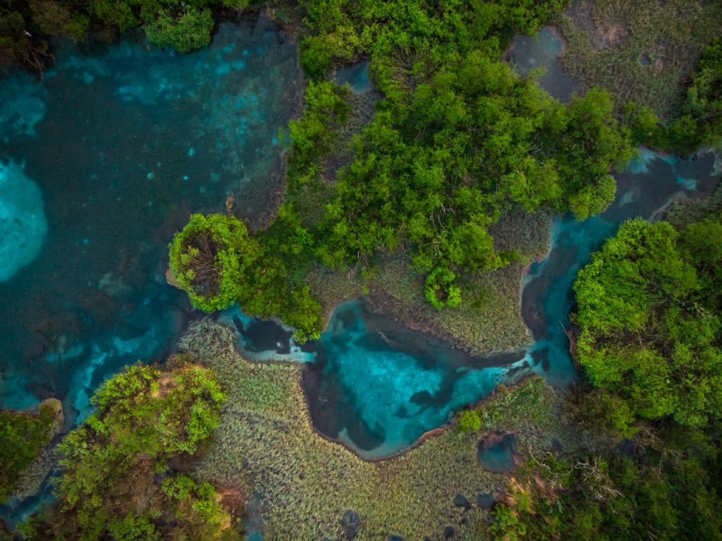 blue-water-in-lake-and-vibrant-green-colors-of-zel-8MU57X2