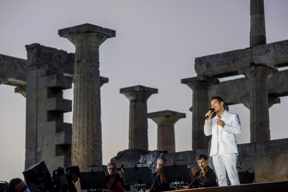 Στιγμιότυπο από τη συναυλία του Γ. Περρή «A Sunset In Greece» στο ναό της Αφαίας Αθηνάς στις 29 Σεπτεμβρίου 2020