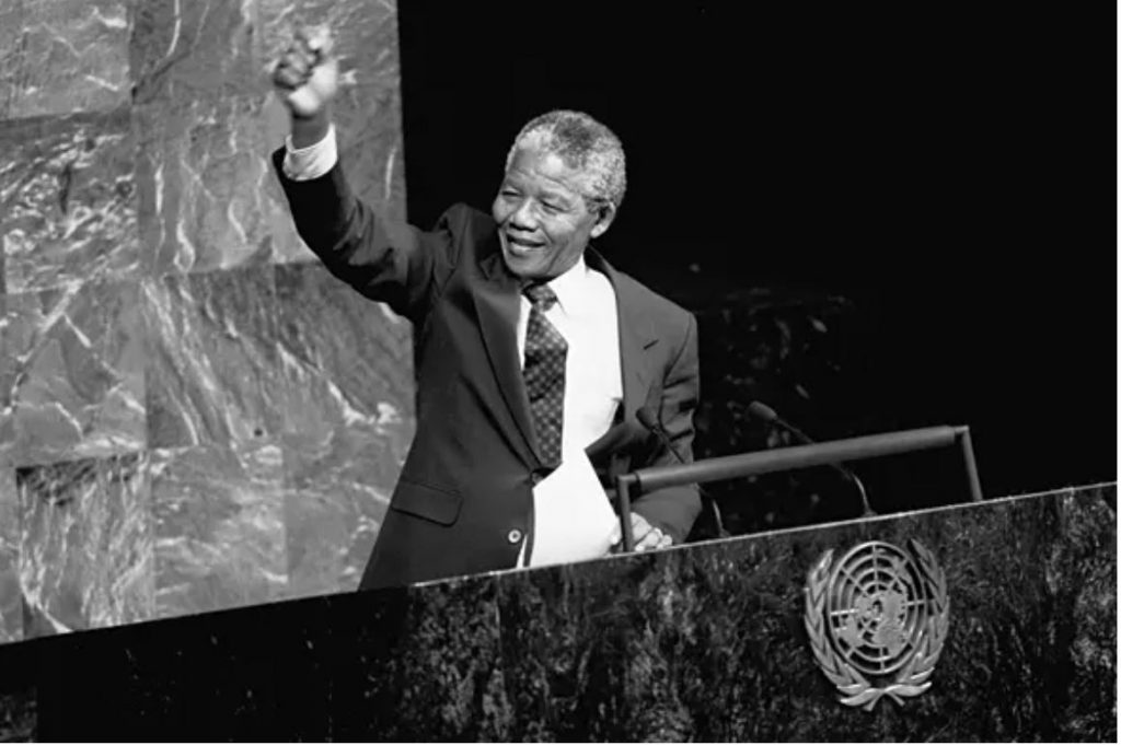 Ο Νέλσον Μαντέλα απευθύνεται στα μέλη της Ειδικής Επιτροπής του ΟΗΕ κατά του Απαρτχάιντ. © UN Photo/P. Sudhakaran