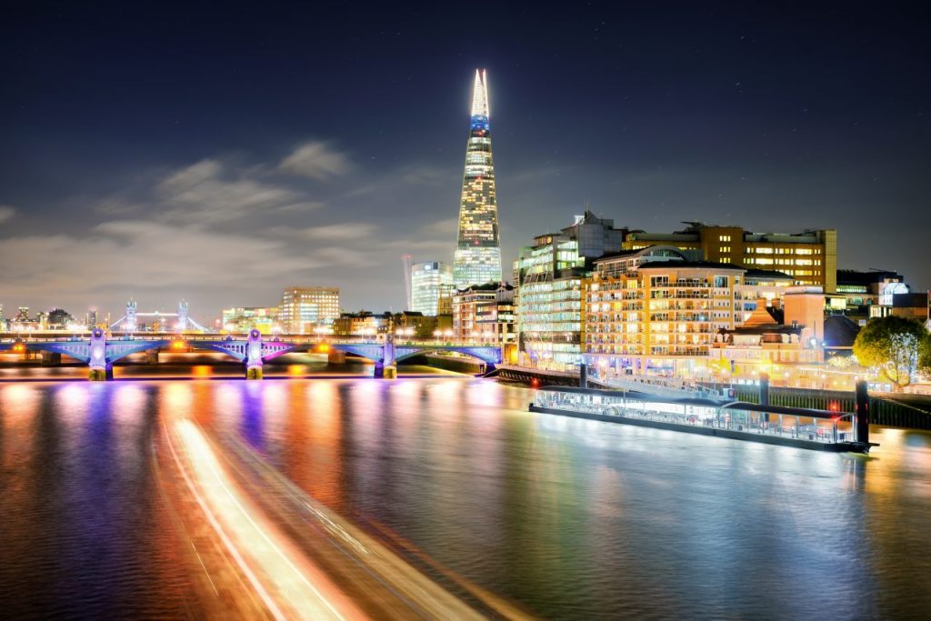 london-at-night-at-thames-river-united-kingdom-NS9UWX4